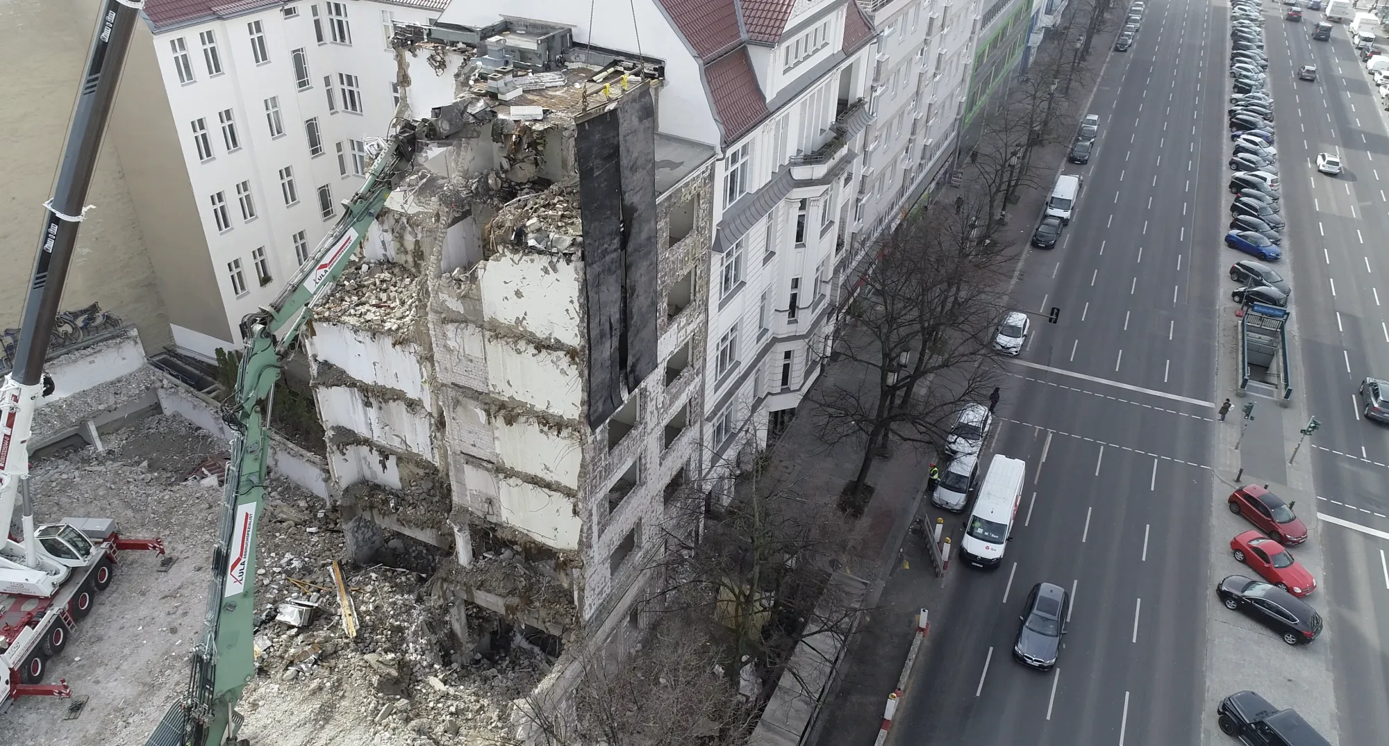 Altbau-Eckhaus-Abbruch an einer befahrenen Berliner Straße aus der Vogelperspektive