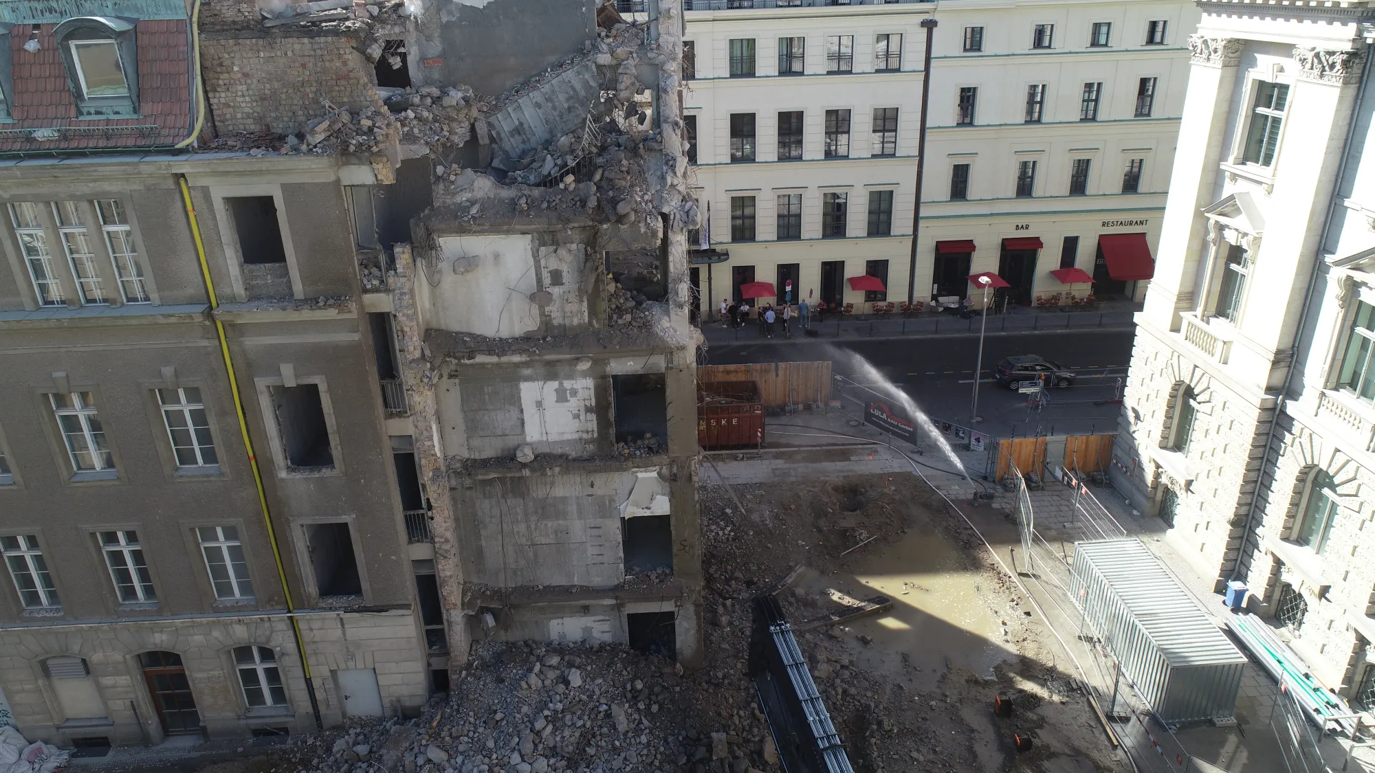 Altbau-Abbruch in zentraler Berliner Innenstadtlage mit Longfront-Bagger, Luftaufnahme