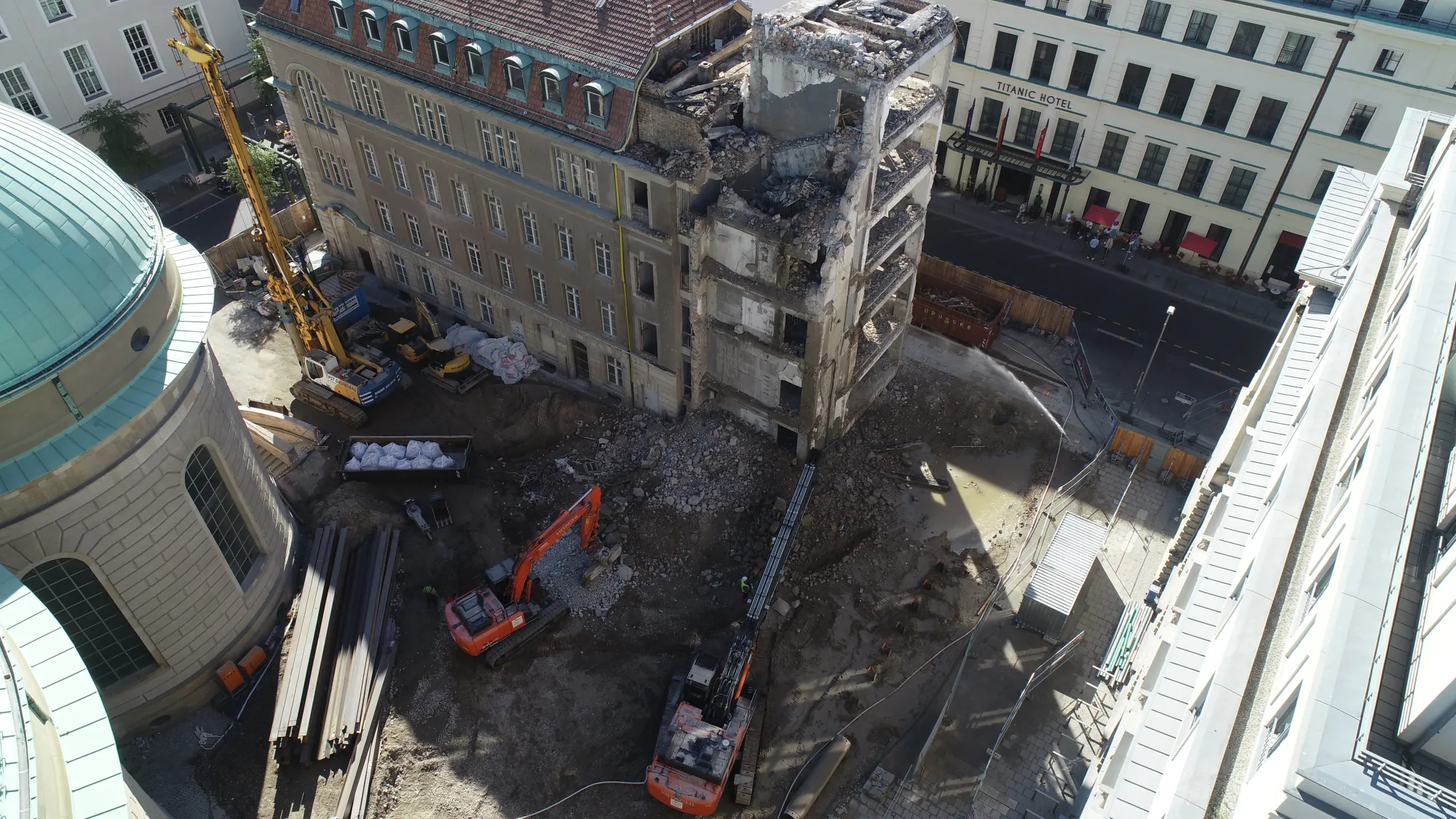 Gewerbeabbruch in zentraler Lage von Berlin-Mitte mit Longfront-Bagger, Luftaufnahme