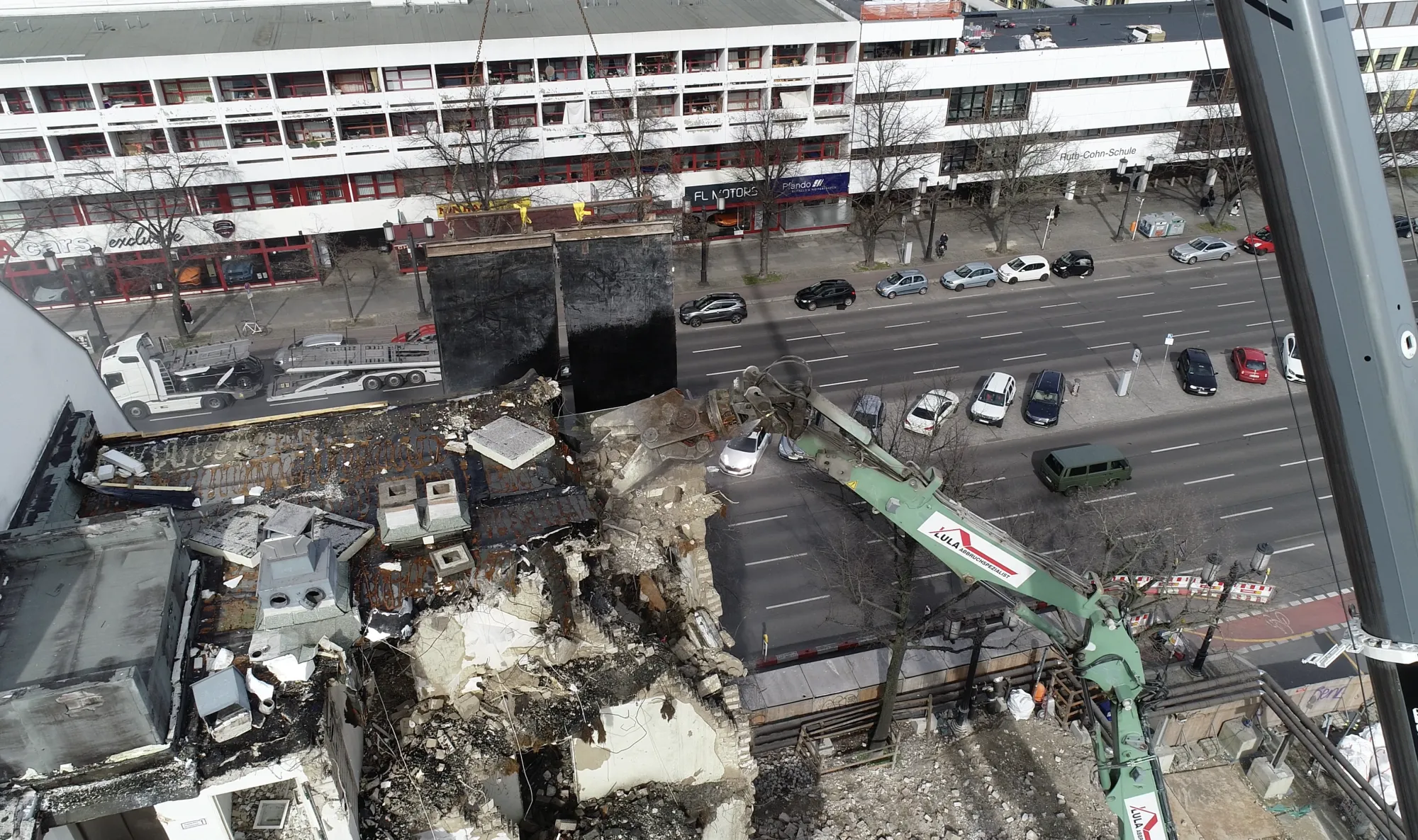Überblick einer Altbau-Abbruchbaustelle in Berlin aus der Vogelperspektive