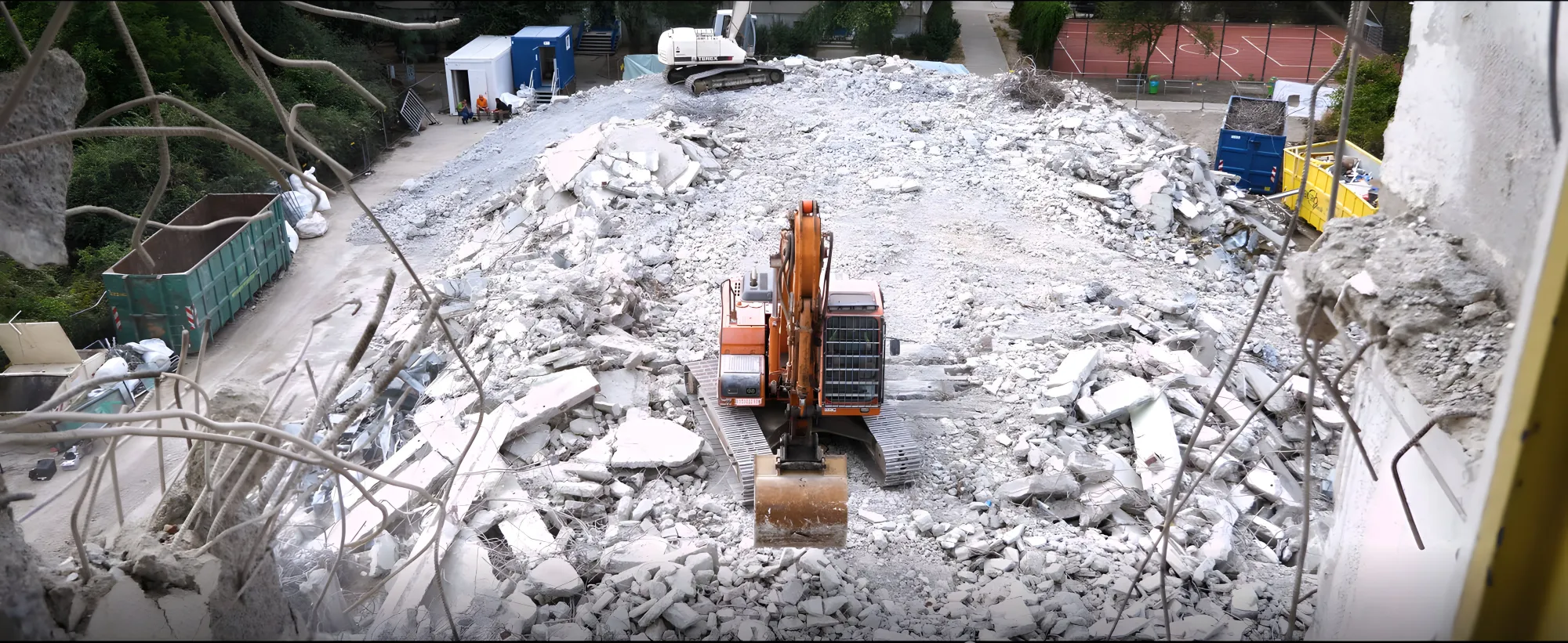 Kettenbagger beim Rückbau auf Bauschutt, Panorama-Aufnahme