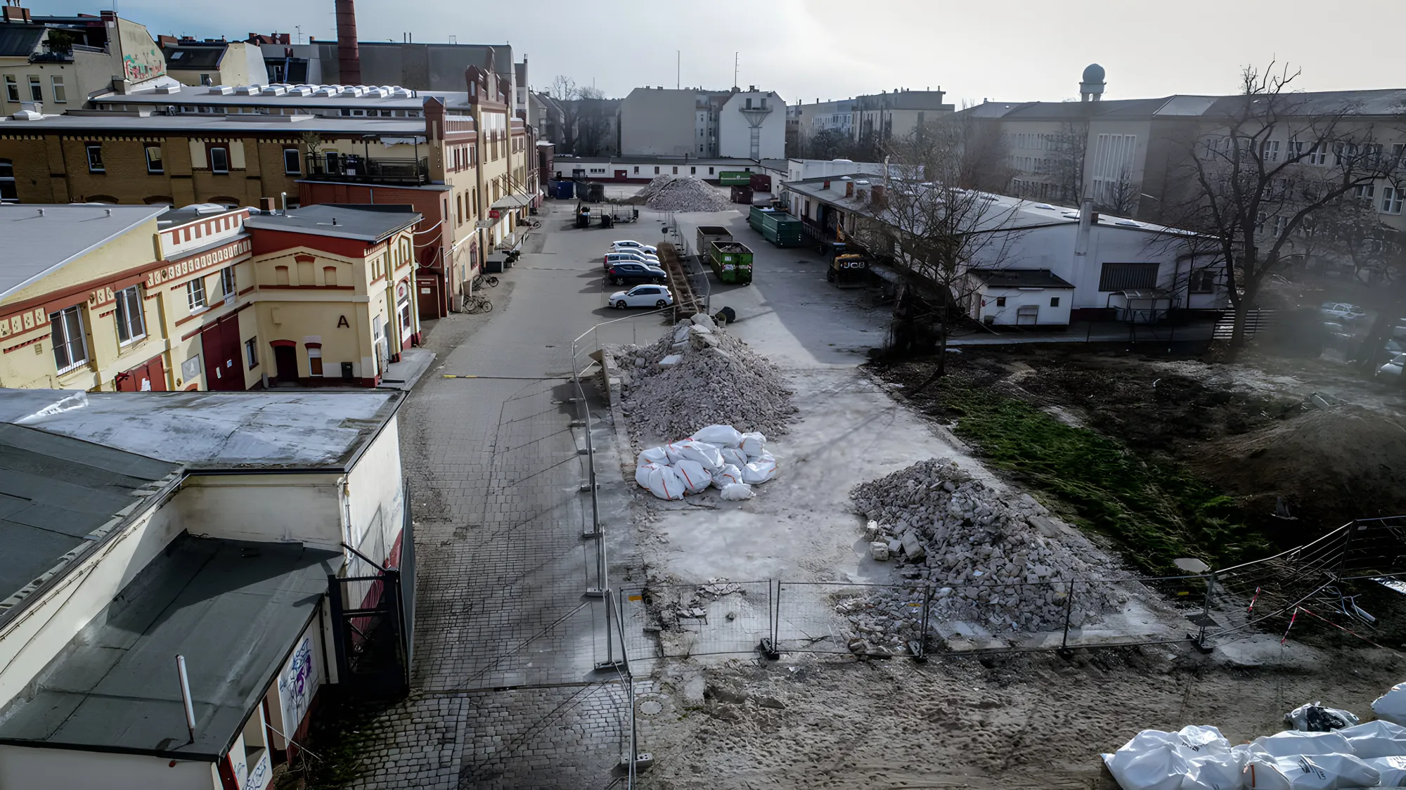 Geräumtes Baufeld in einem Berliner Gewerbehof im Winter, Luftaufnahme
