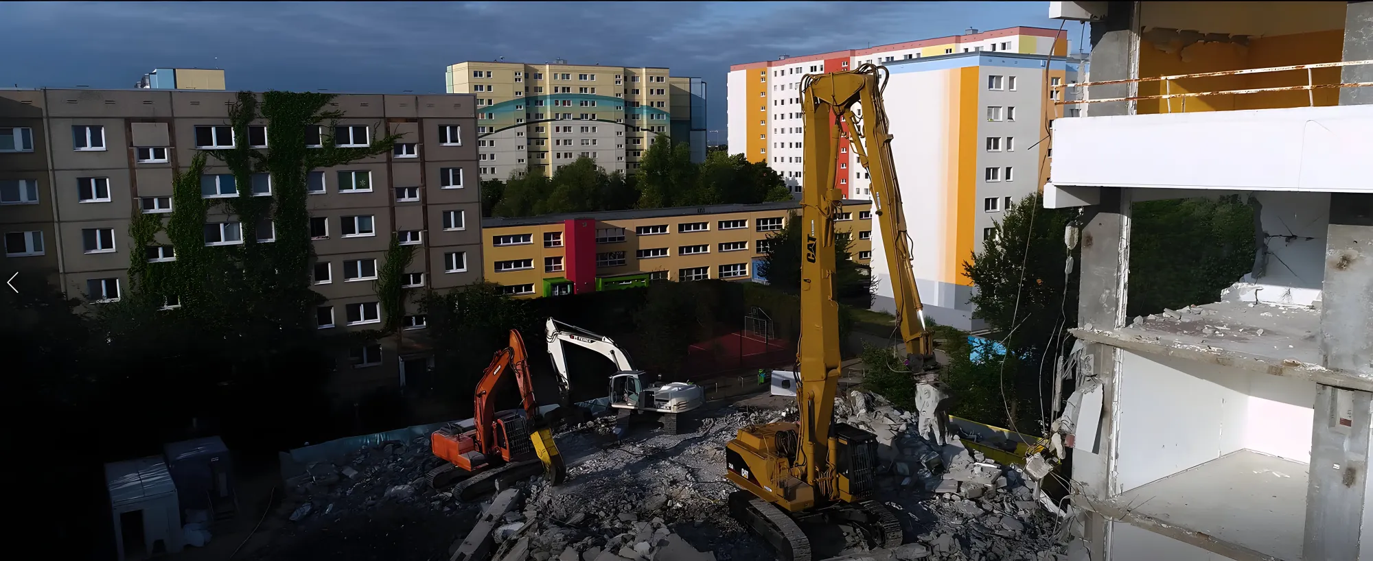 Plattenbau-Rückbau in Berlin-Marzahn mit Longfront- und Kettenbagger, Panorama-Luftaufnahme