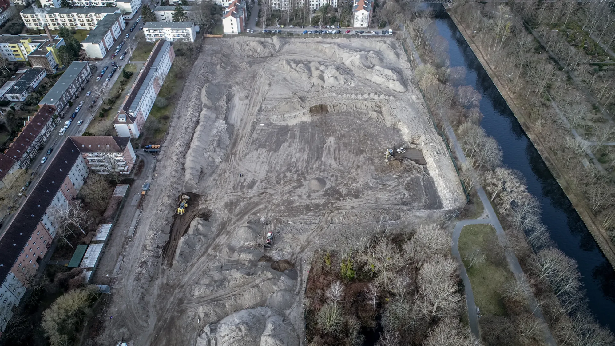 Großes freigeräumtes Baufeld an einem Berliner Kanal nach dem Abbruch, Luftaufnahme
