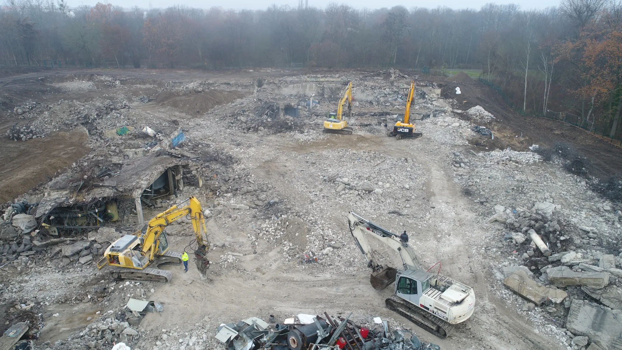 Luftbild einer Baufeldfreimachung mit mehreren Baggern auf einer Großbaustelle