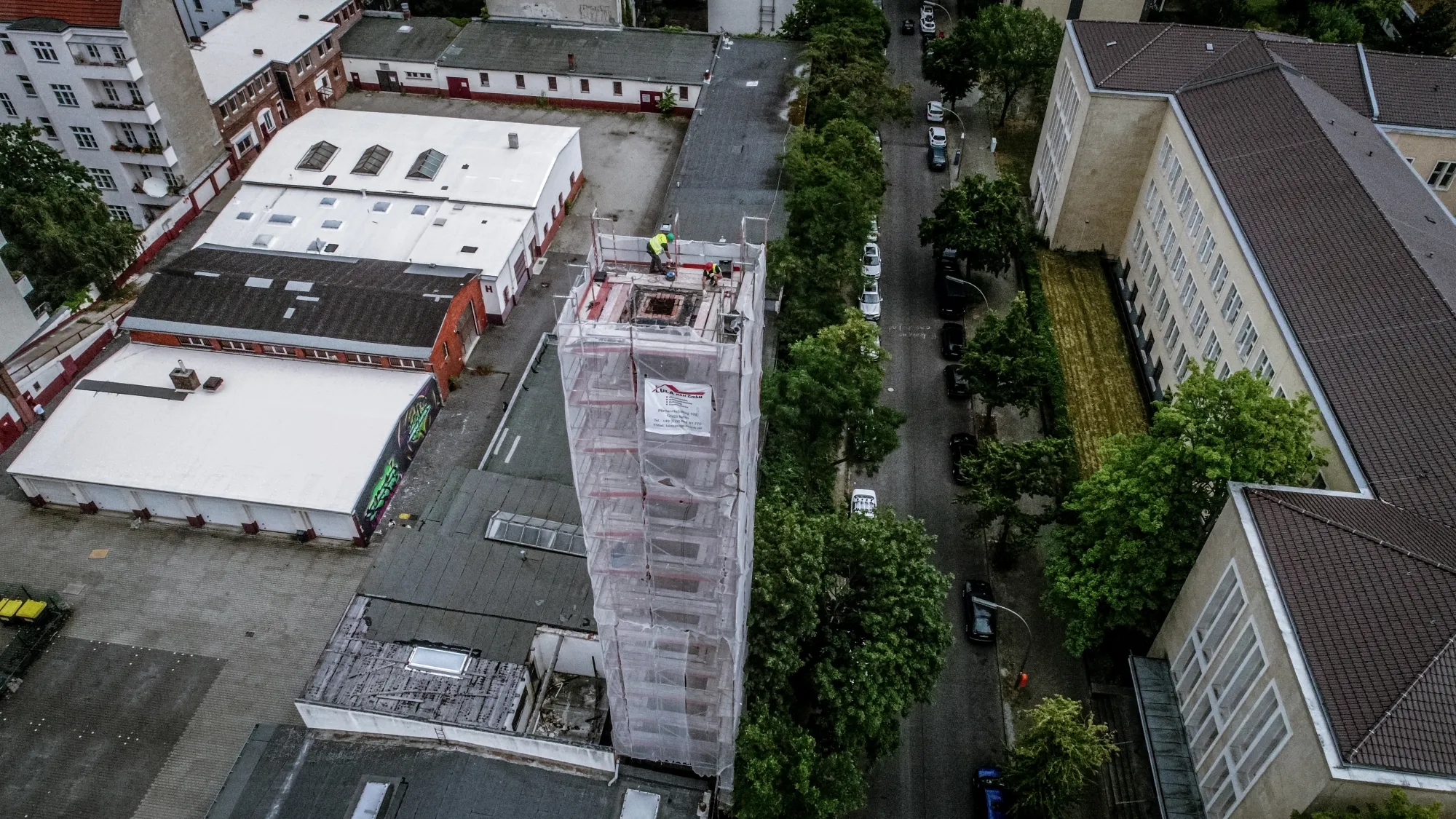 Eingerüstetes Berliner Altbau-Gebäude während der Entkernung, Luftaufnahme