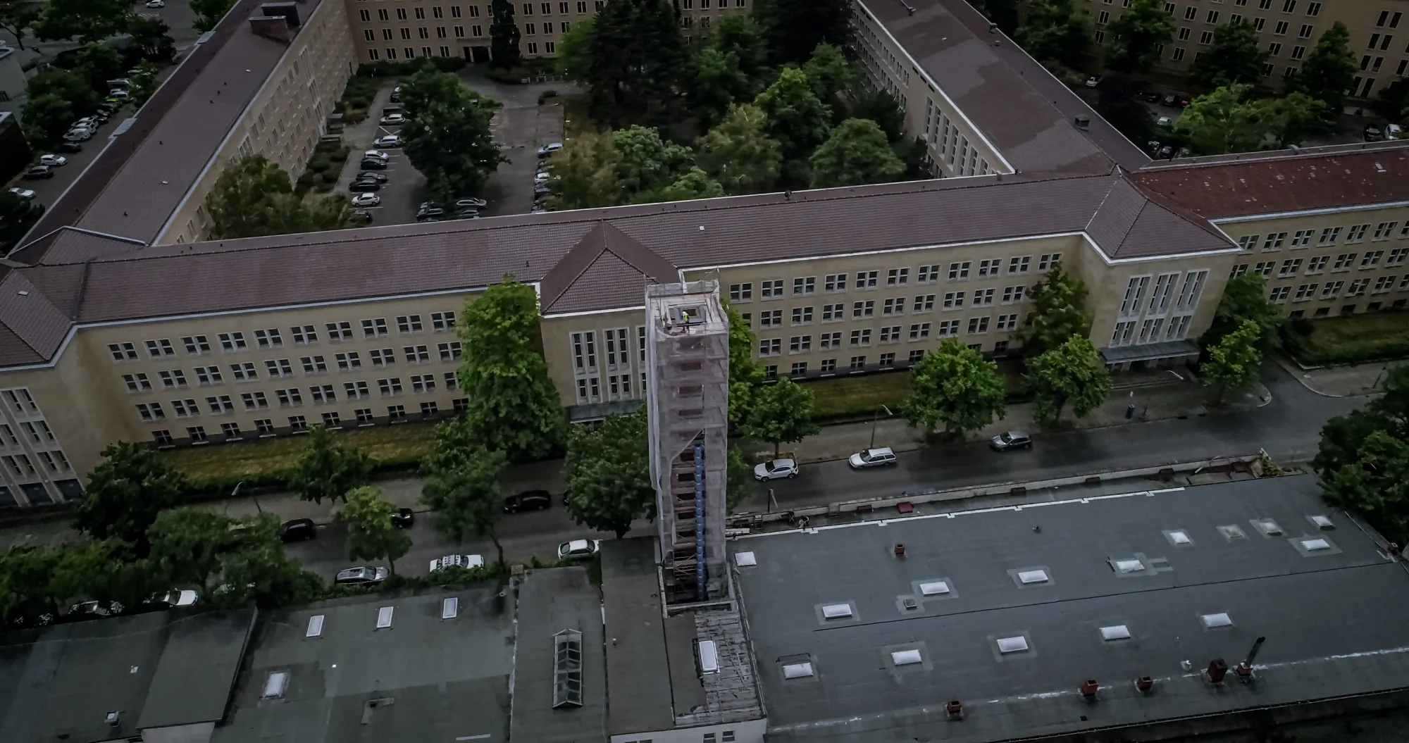Luftbild der Entkernung eines großen Bürogebäudes mit Gerüst