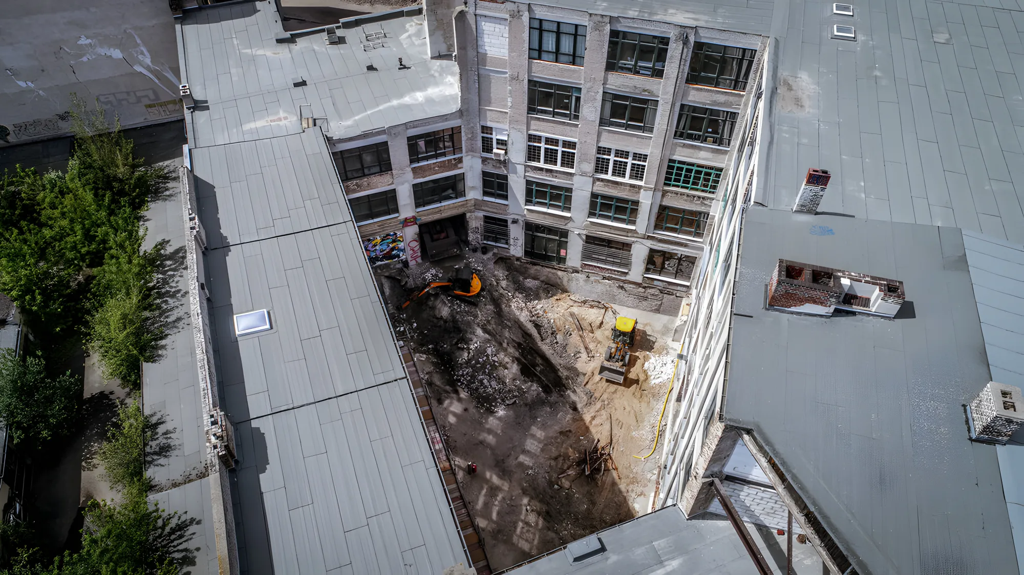 Entkernung und Aushub in einem Berliner Innenhof, Luftaufnahme