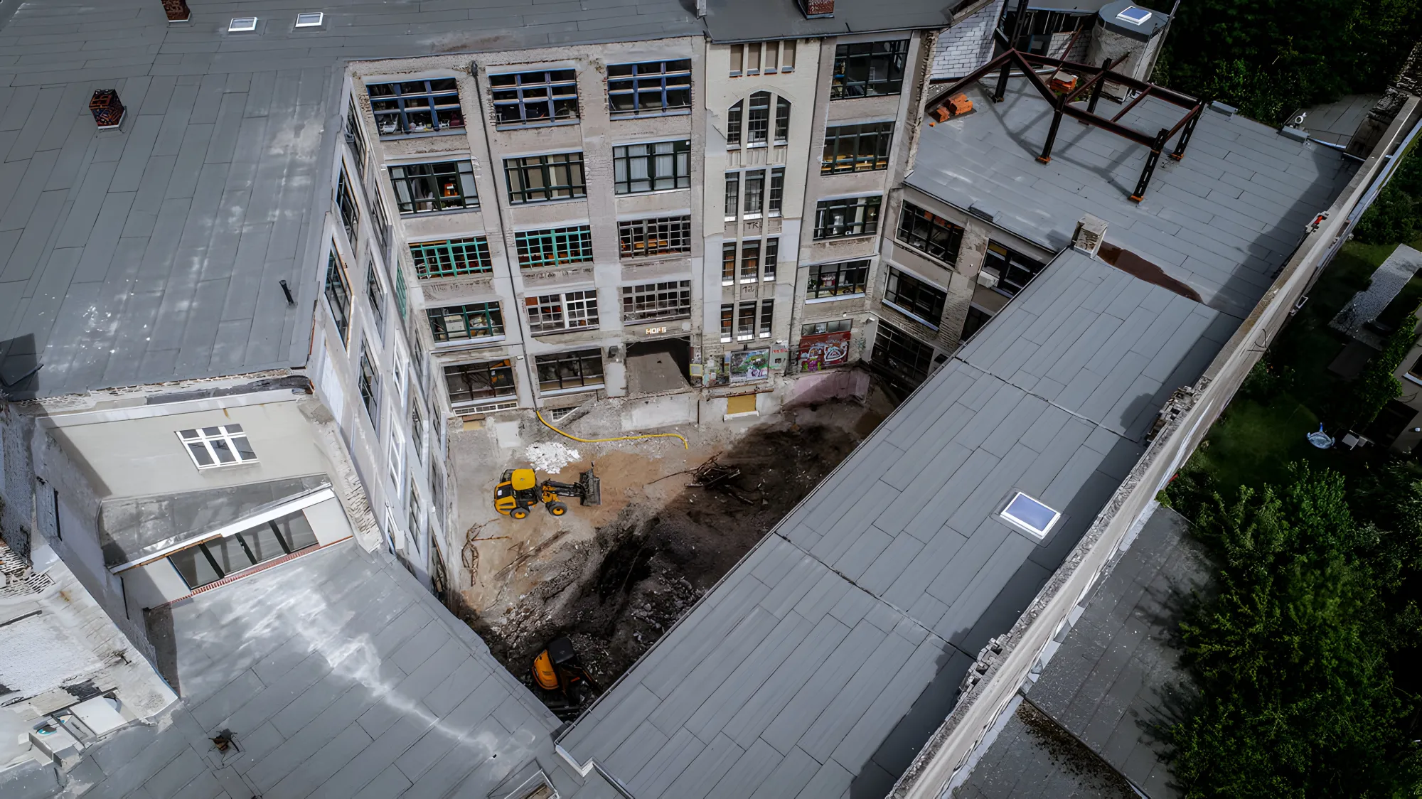 Entkernung und Aushub in einem Berliner Fabrik-Innenhof, Luftaufnahme