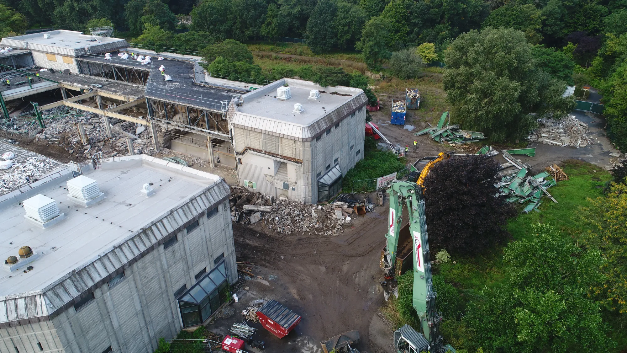 Sortenreine Materialtrennung und Recycling auf der Abbruch-Baustelle mit Lula-Baggern