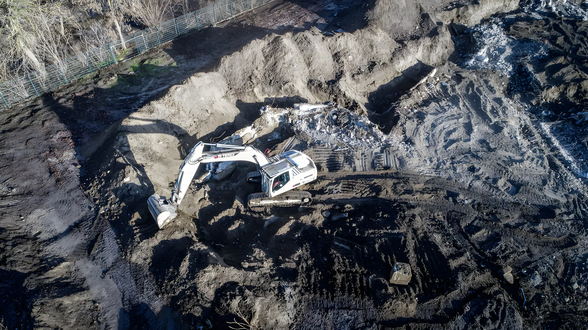 Bagger bei Erdarbeiten und Aushub auf der Baustelle, Luftaufnahme