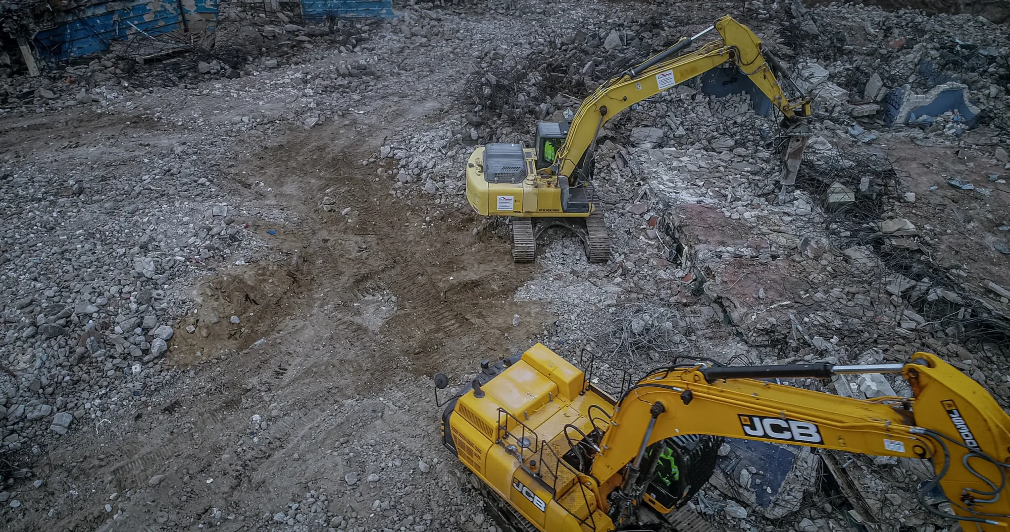 Baggerflotte beim Rückbau auf Bauschutt, Luftaufnahme