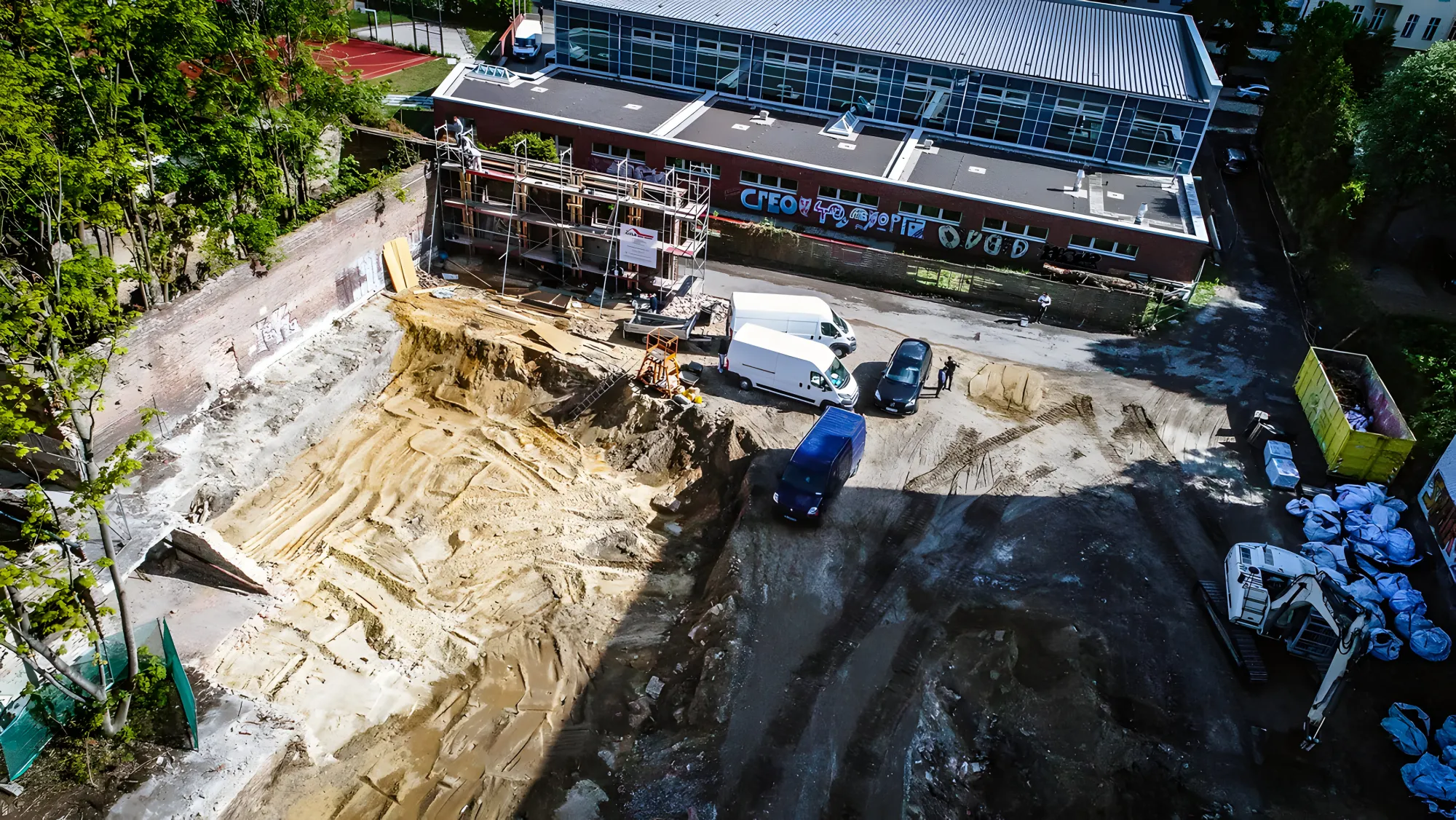Erdarbeiten und Aushub einer Baugrube auf der Baustelle, Luftaufnahme