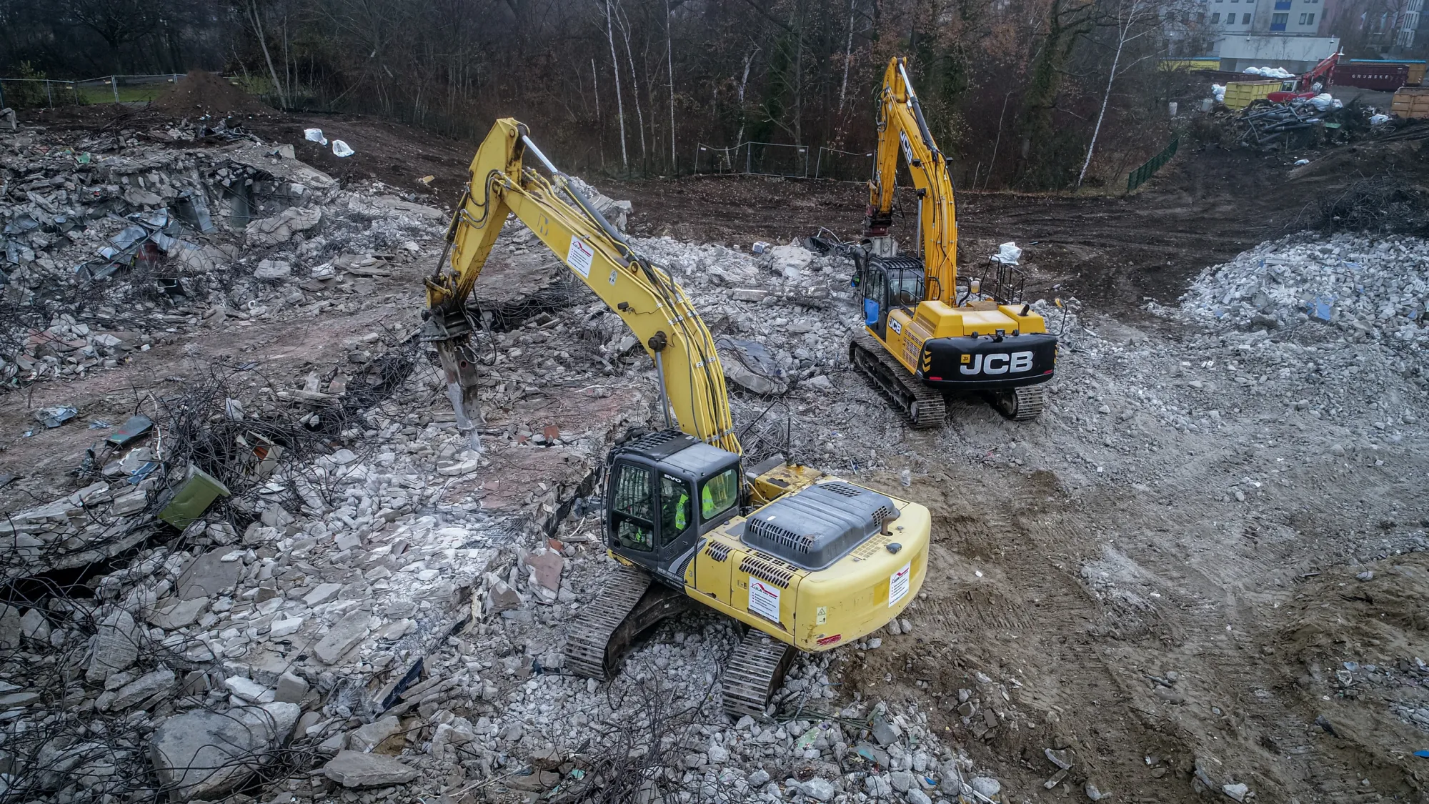 Zwei Bagger beim Sortieren von Bauschutt auf einer Abbruch-Baustelle