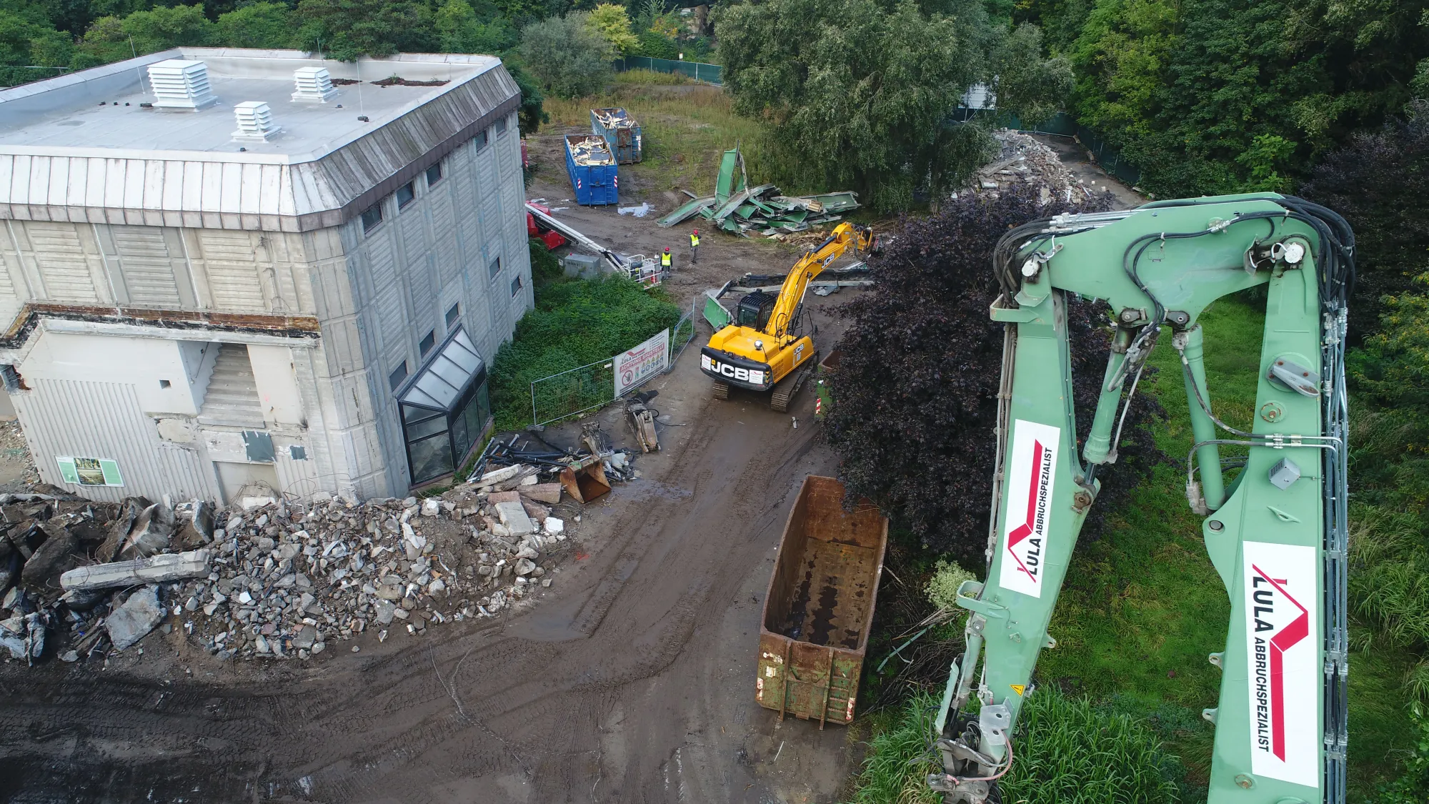 Longfront-Bagger der Lula Bau GmbH beim Industrieabbruch, Luftaufnahme