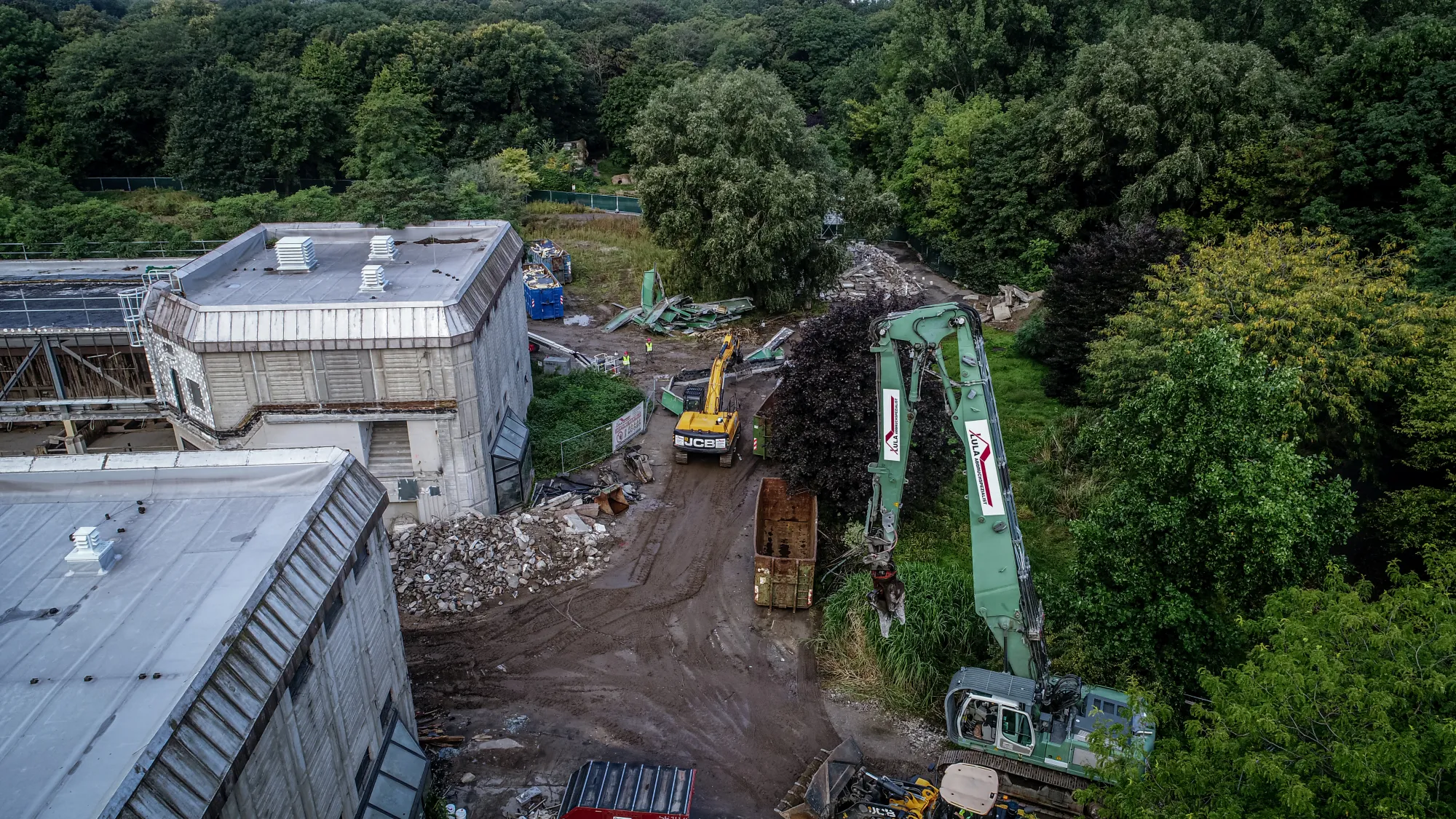 Bagger der Lula Bau GmbH beim Industrieabbruch, Luftaufnahme