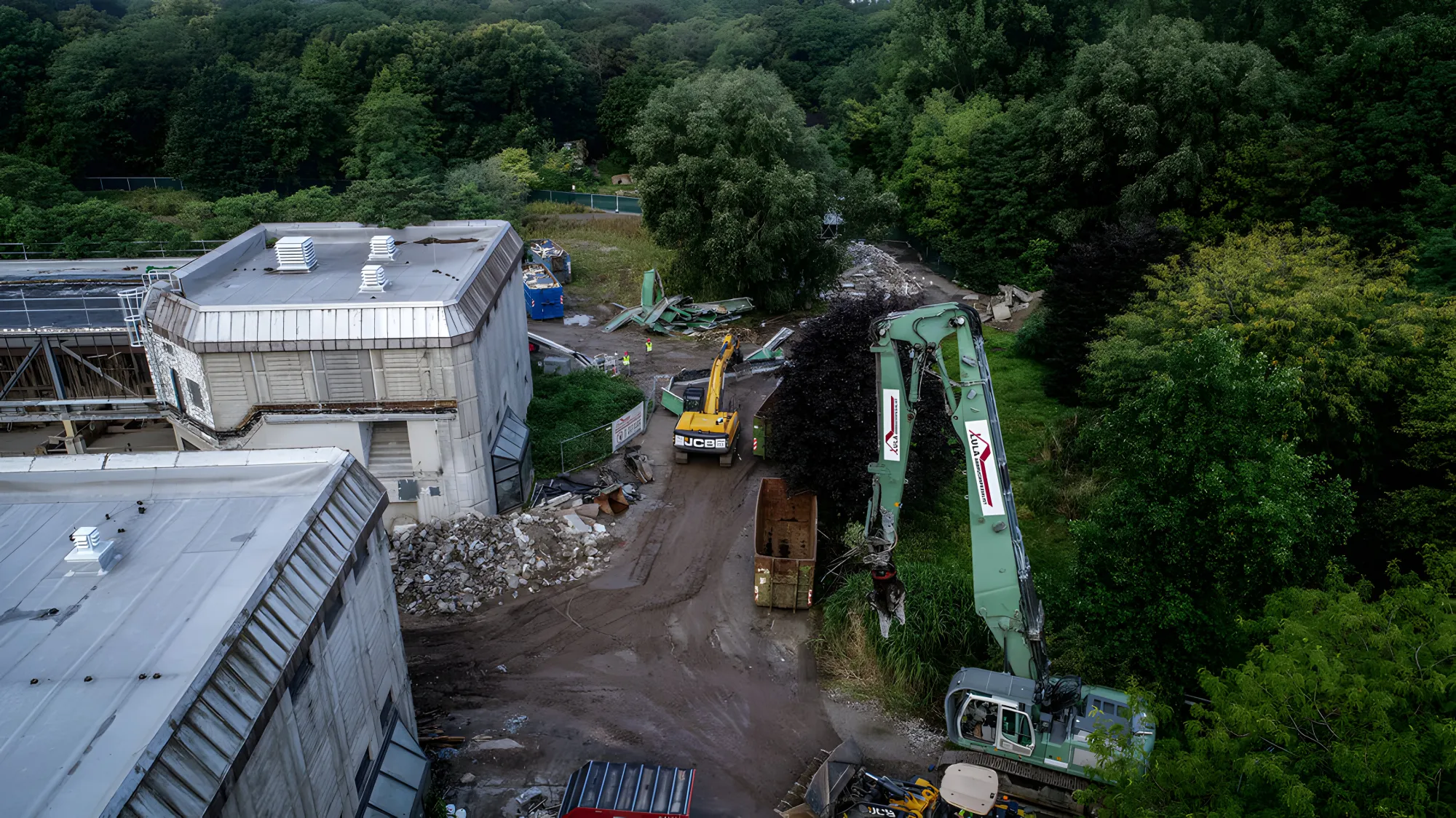 Longfront-Bagger der Lula Bau GmbH beim Industrieabbruch, Luftaufnahme