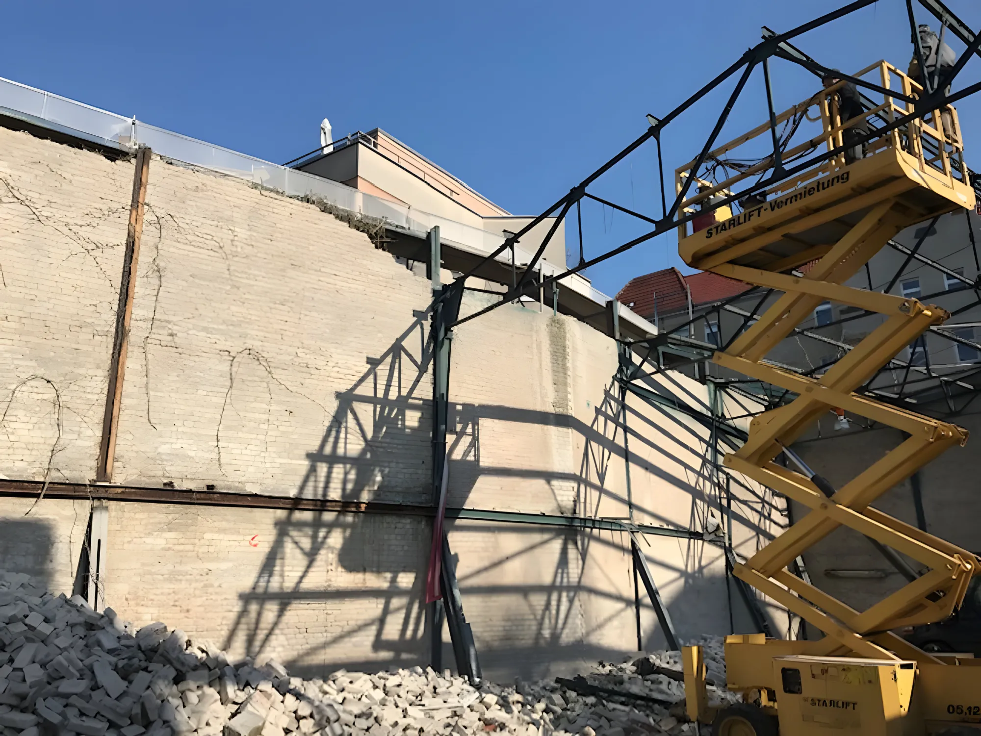 Arbeiten an einer Betonwand mit Hubarbeitsbühne, Detailaufnahme