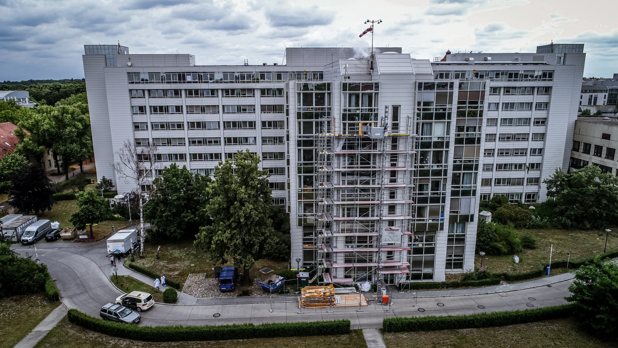 Großgebäude mit Gerüstturm während der Sanierung, Luftaufnahme