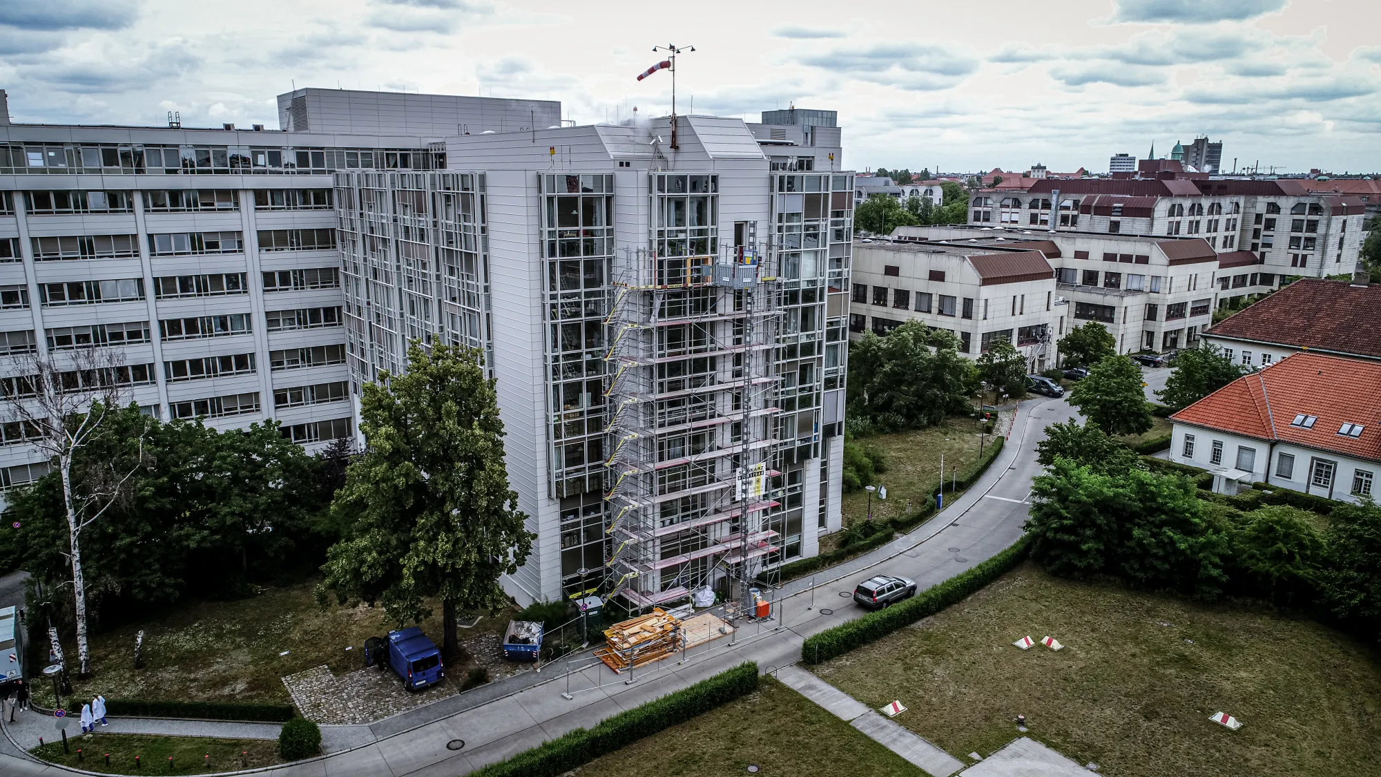 Großgebäude mit Gerüstturm während der Sanierung, Luftaufnahme