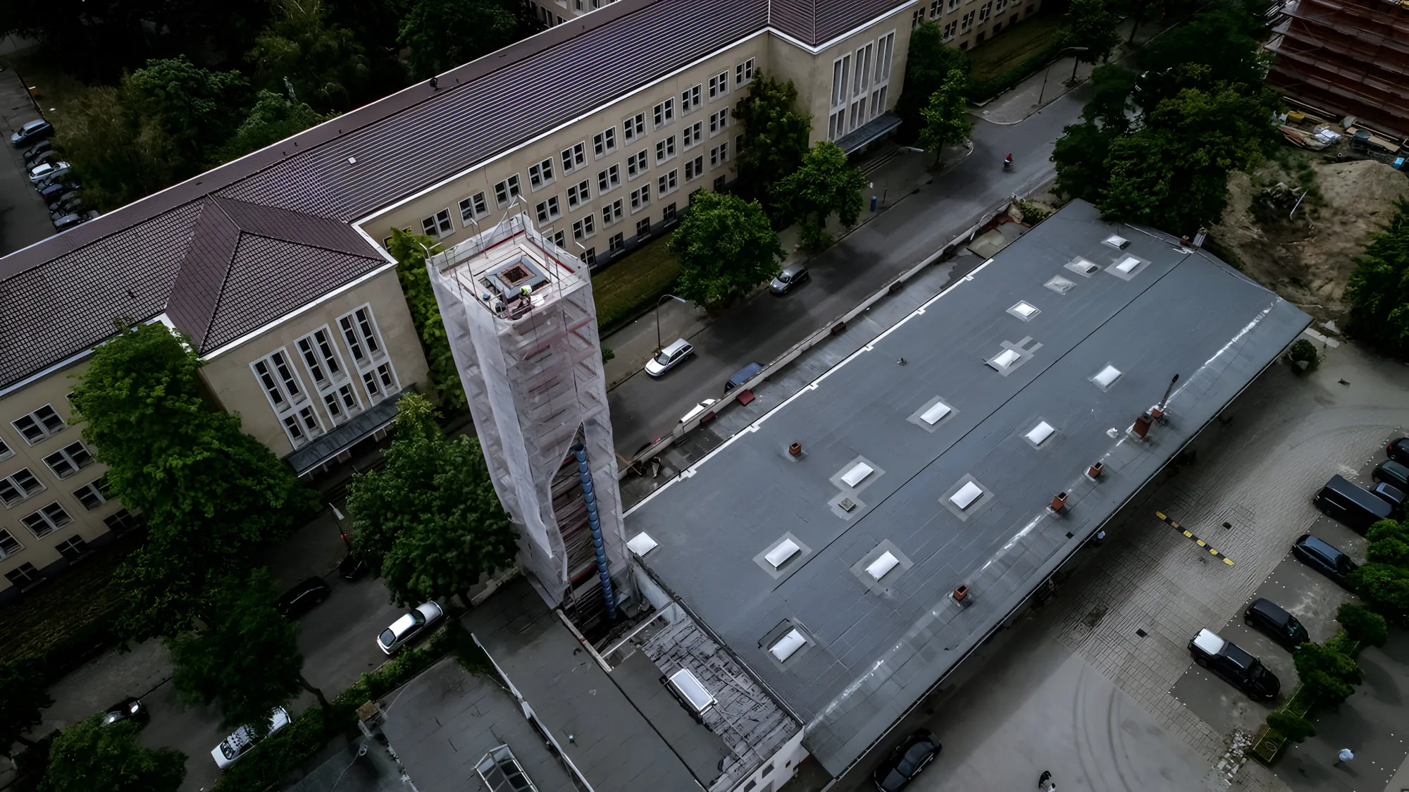 Sanierung eines Institutsgebäudes mit Gerüstturm, Luftbild
