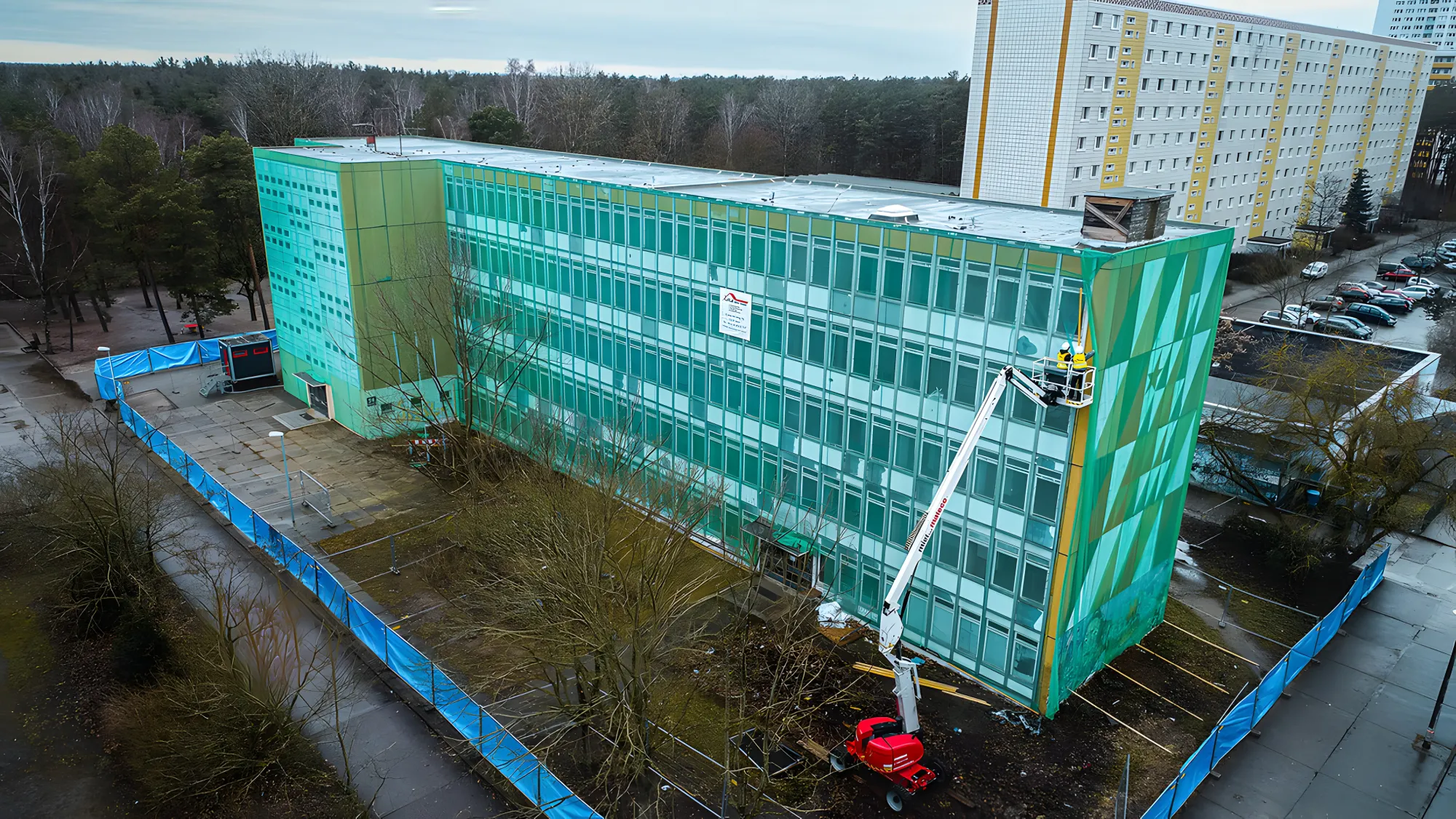 Fassadensanierung eines Plattenbaus mit Hubarbeitsbühne, Luftaufnahme