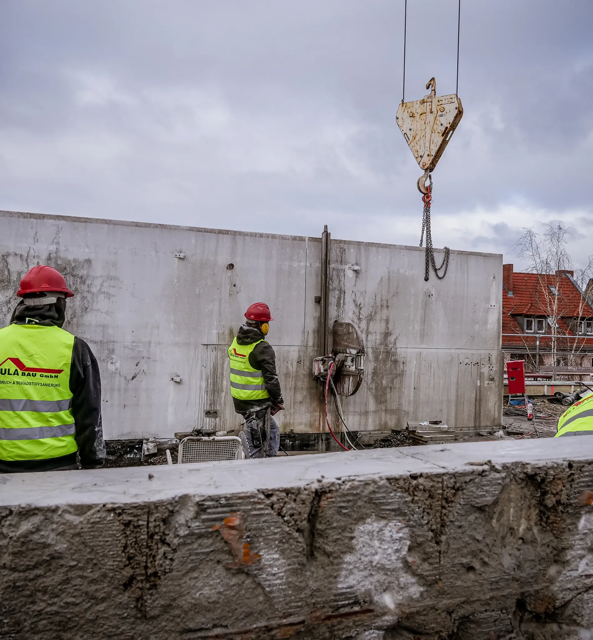 Mitarbeiter der Lula Bau GmbH in Warnkleidung bei der Arbeit auf der Baustelle